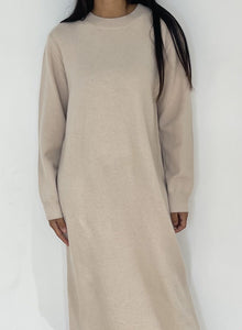 Confort chic avec robe pull longue en laine beige à coupe droite
