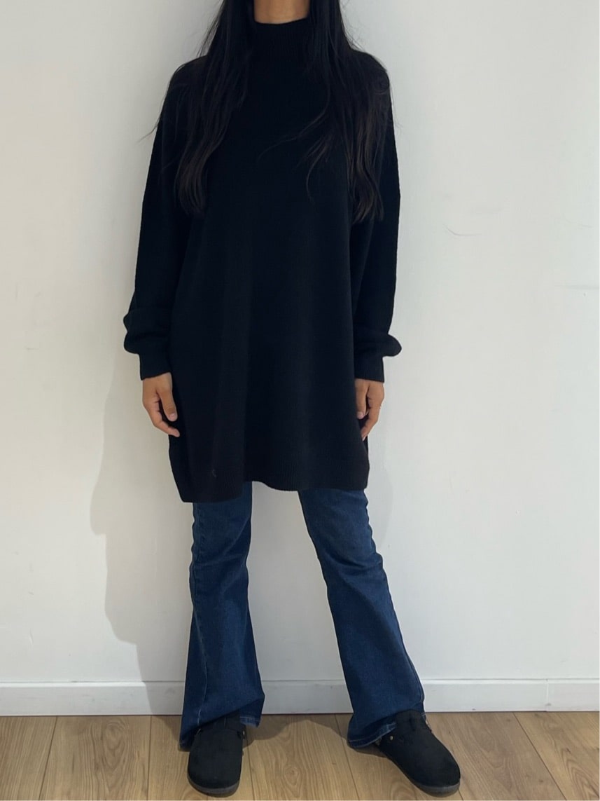 Robe-pull noire, la définition d'une élégance simple et intemporelle.