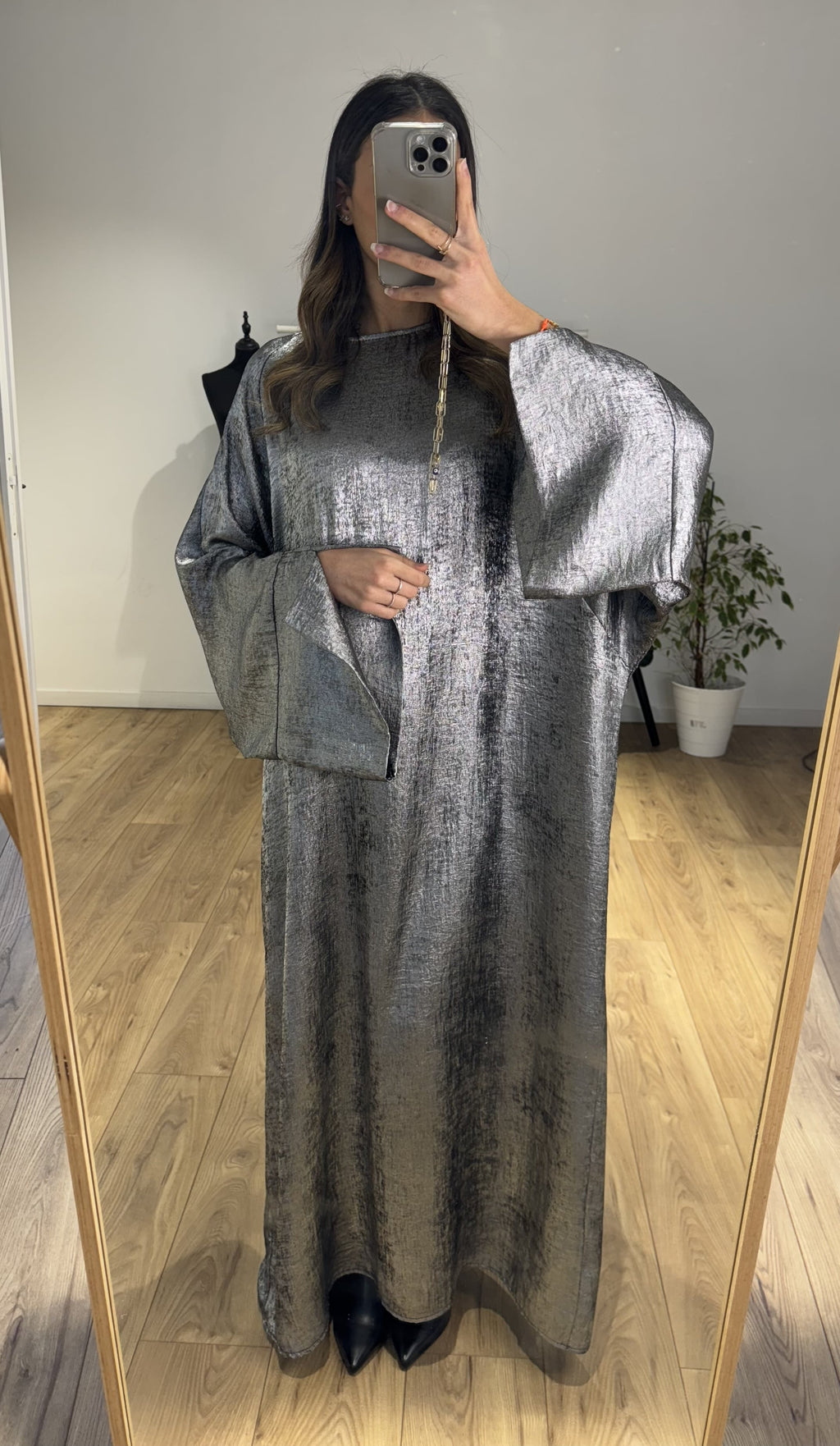 Femme portant une robe longue argentée brillante pour Ramadan