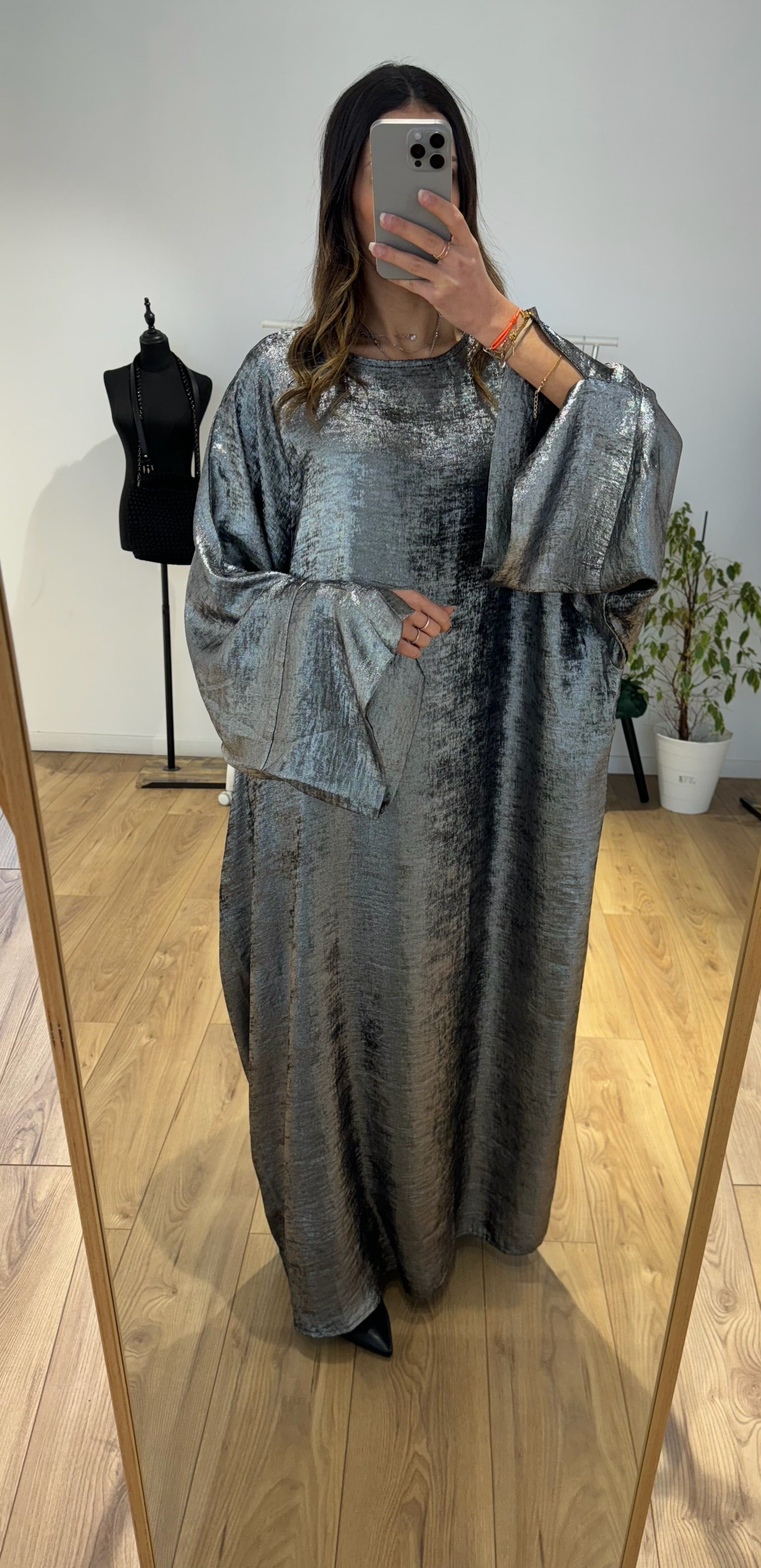 Robe argentée à texture métallique pour une soirée de Ramadan