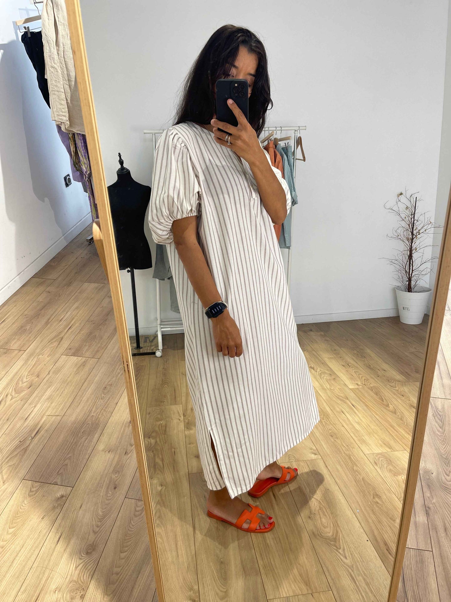 Femme portant une robe à rayures en coton, vue de profil