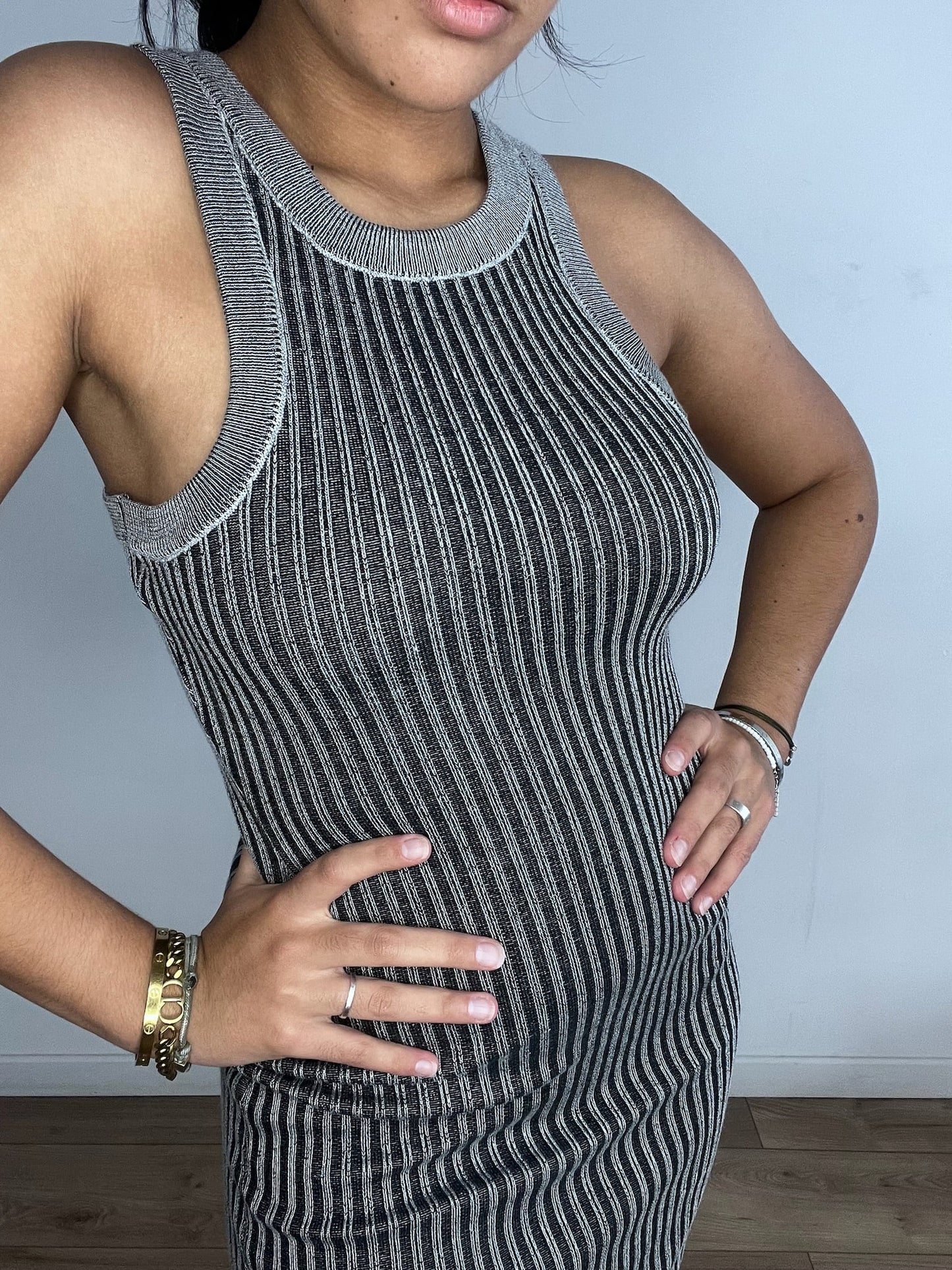 Gros plan d'une robe sans manches ajustée noire montrant les détails du tissu.