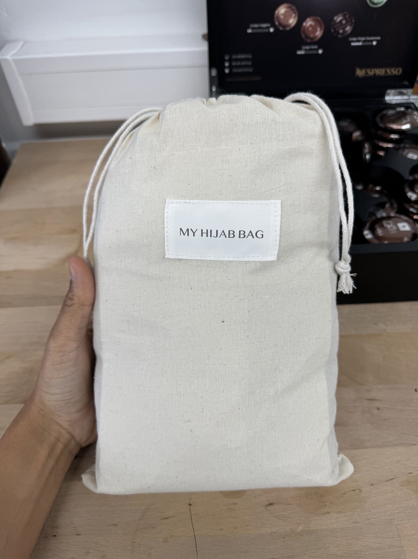 Sac en tissu écrue pour rangement de hijabs avec étiquette Kata Paris
