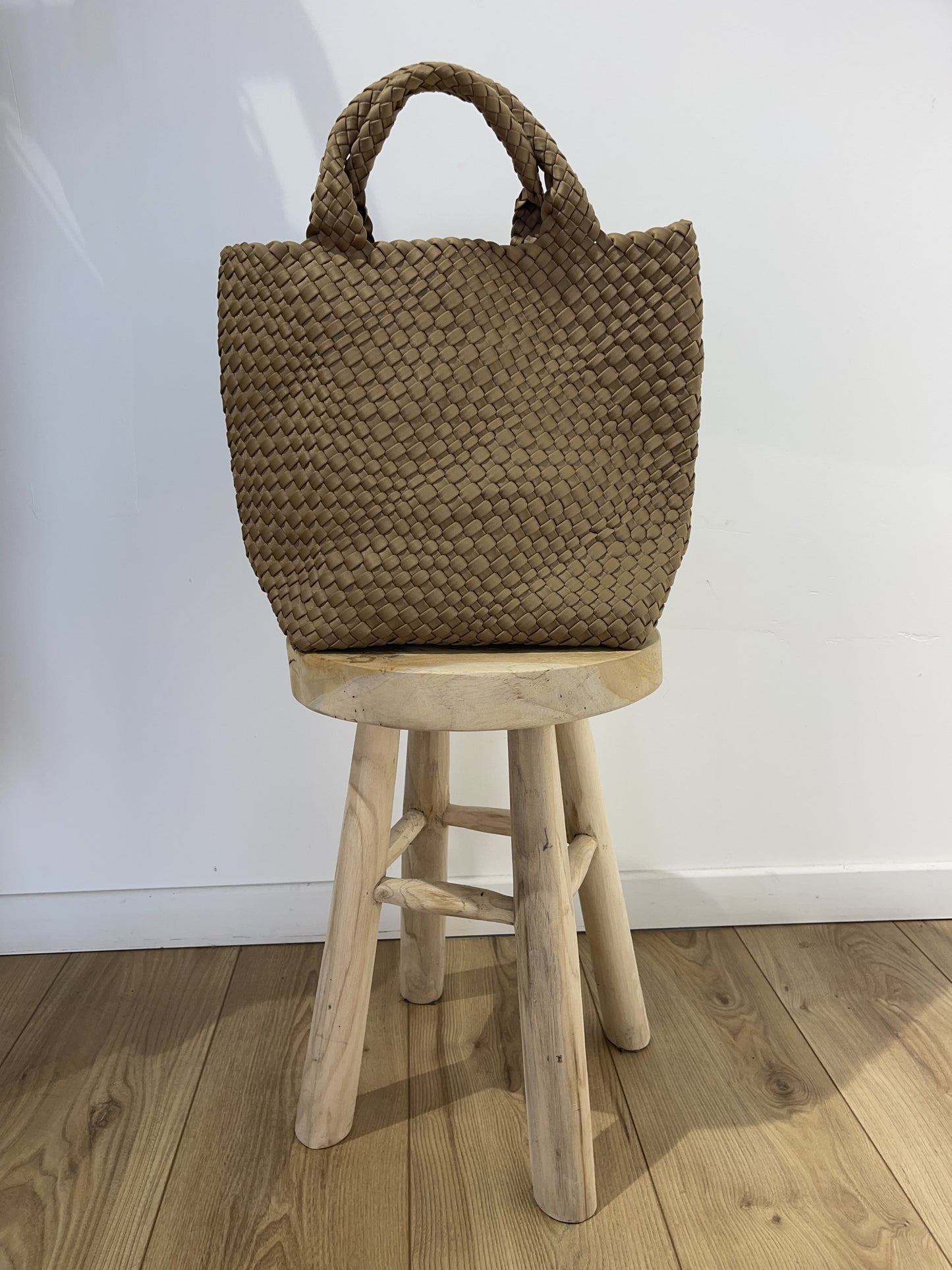 Maxi sac Tega en couleur camel, spacieux et à la mode pour le shopping.