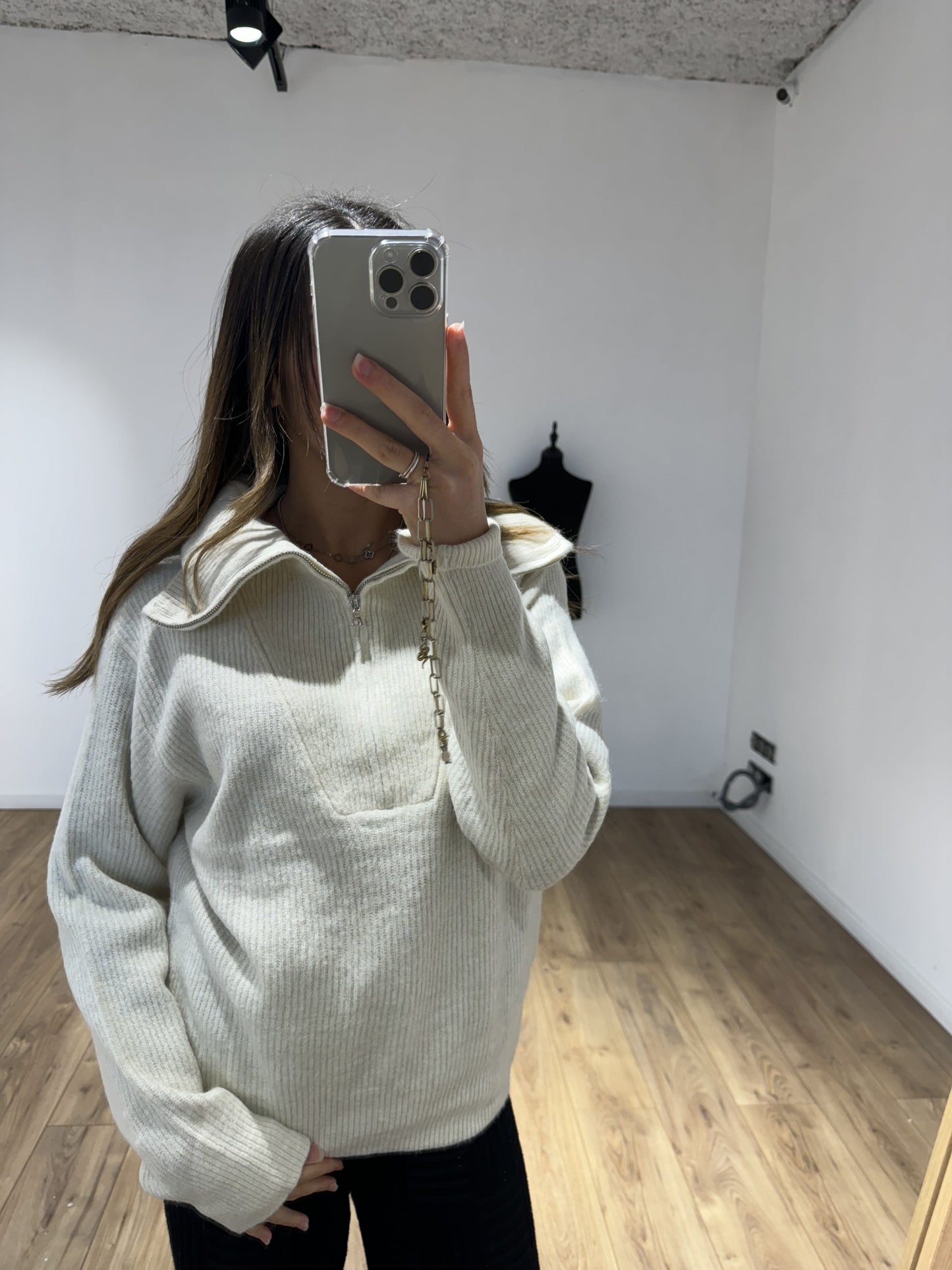 Selfie d'une tenue décontractée avec pull à col montant blanc