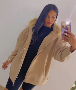 Selfie avec veste à capuche beige en fourrure synthétique