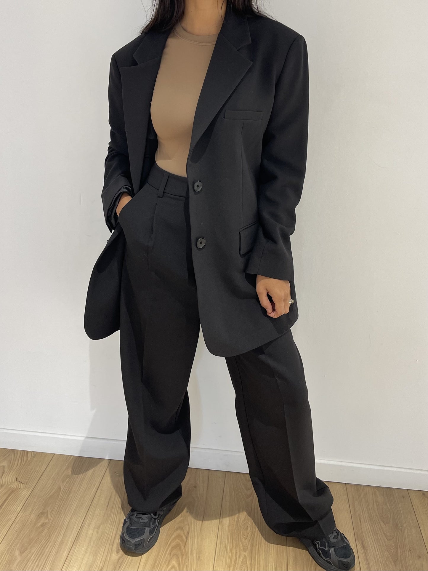 Tailleur pantalon noir ajusté pour un look professionnel chic