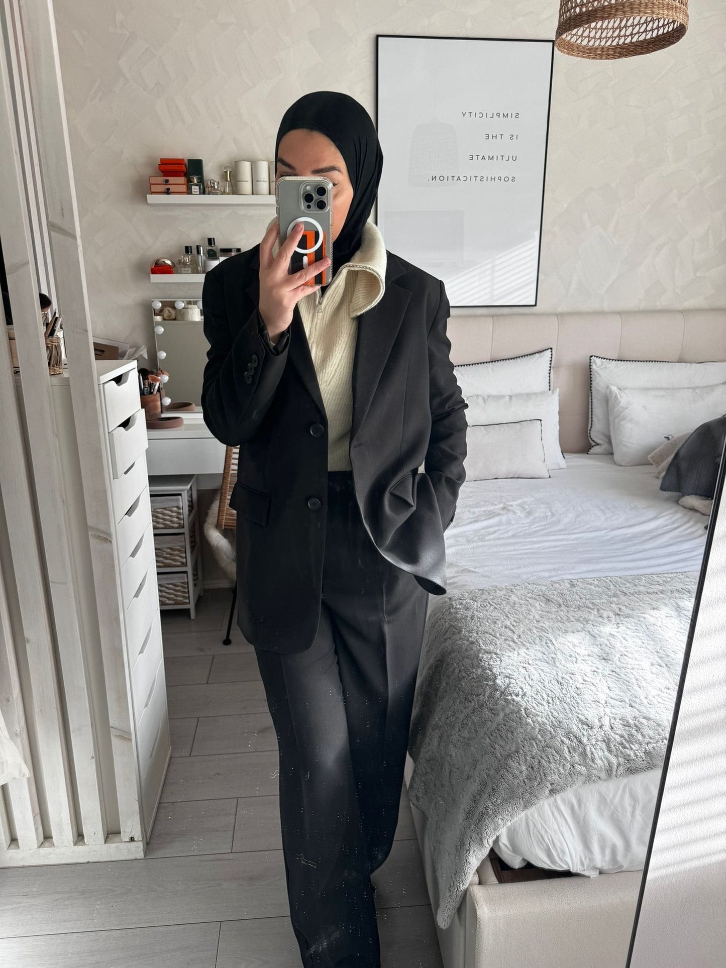 Femme d'affaires avec tailleur pantalon noir et chemise crème