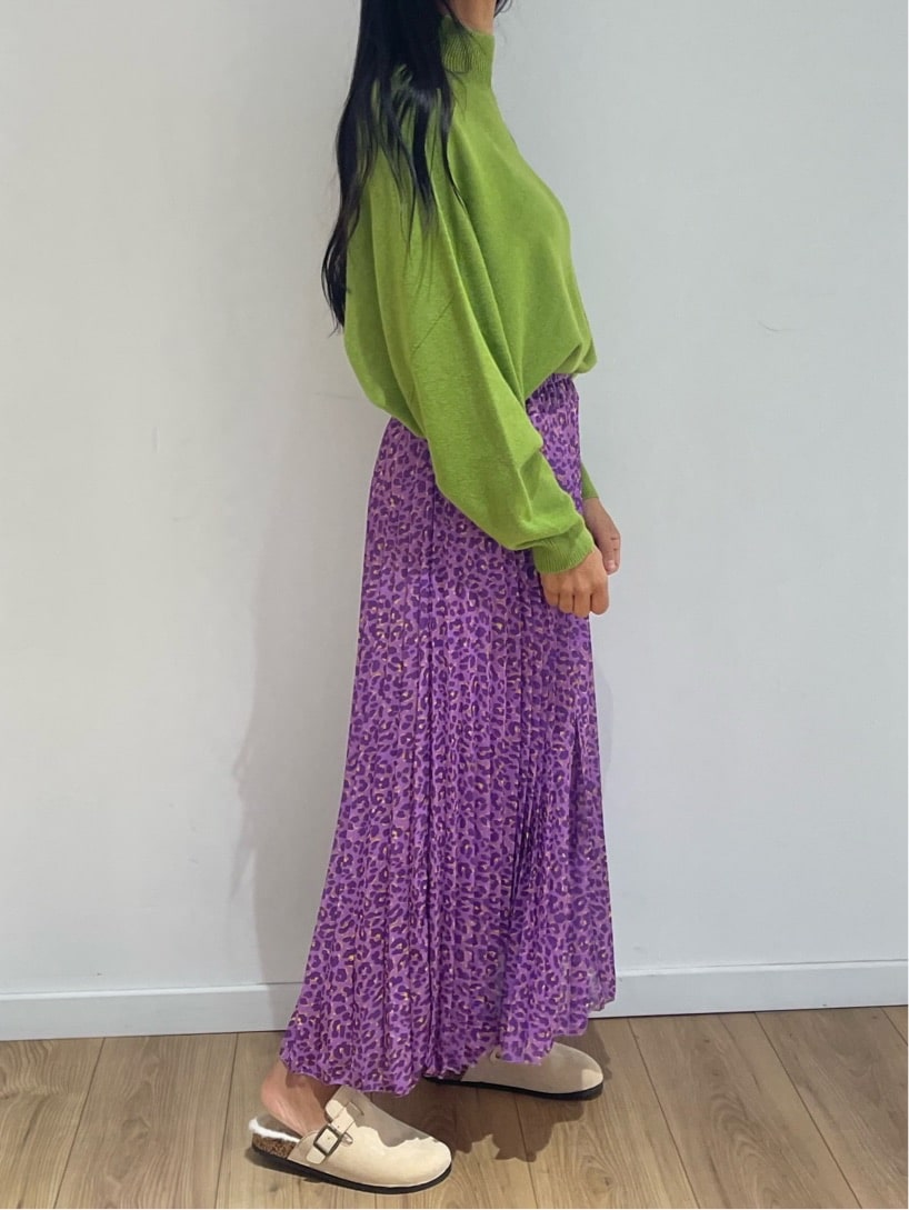 Jupe plissée Tess en imprimé léopard violet pour un style audacieux et enjoué.