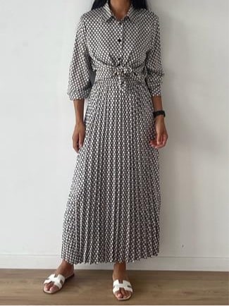 Tenue élégante avec robe chemise à motif géométrique de KataParis