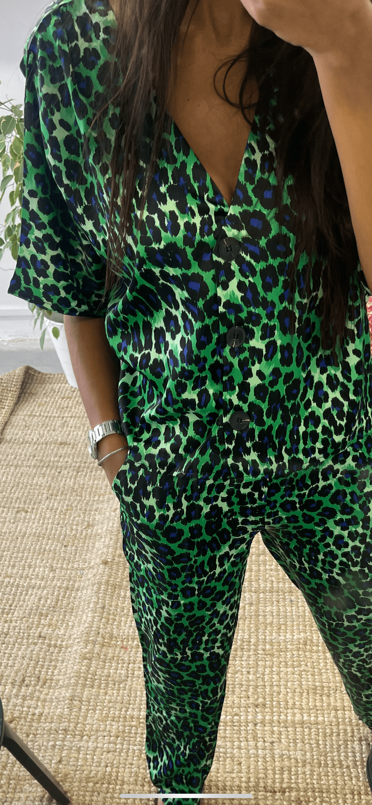 Look urbain éclatant avec ensemble léopard vert