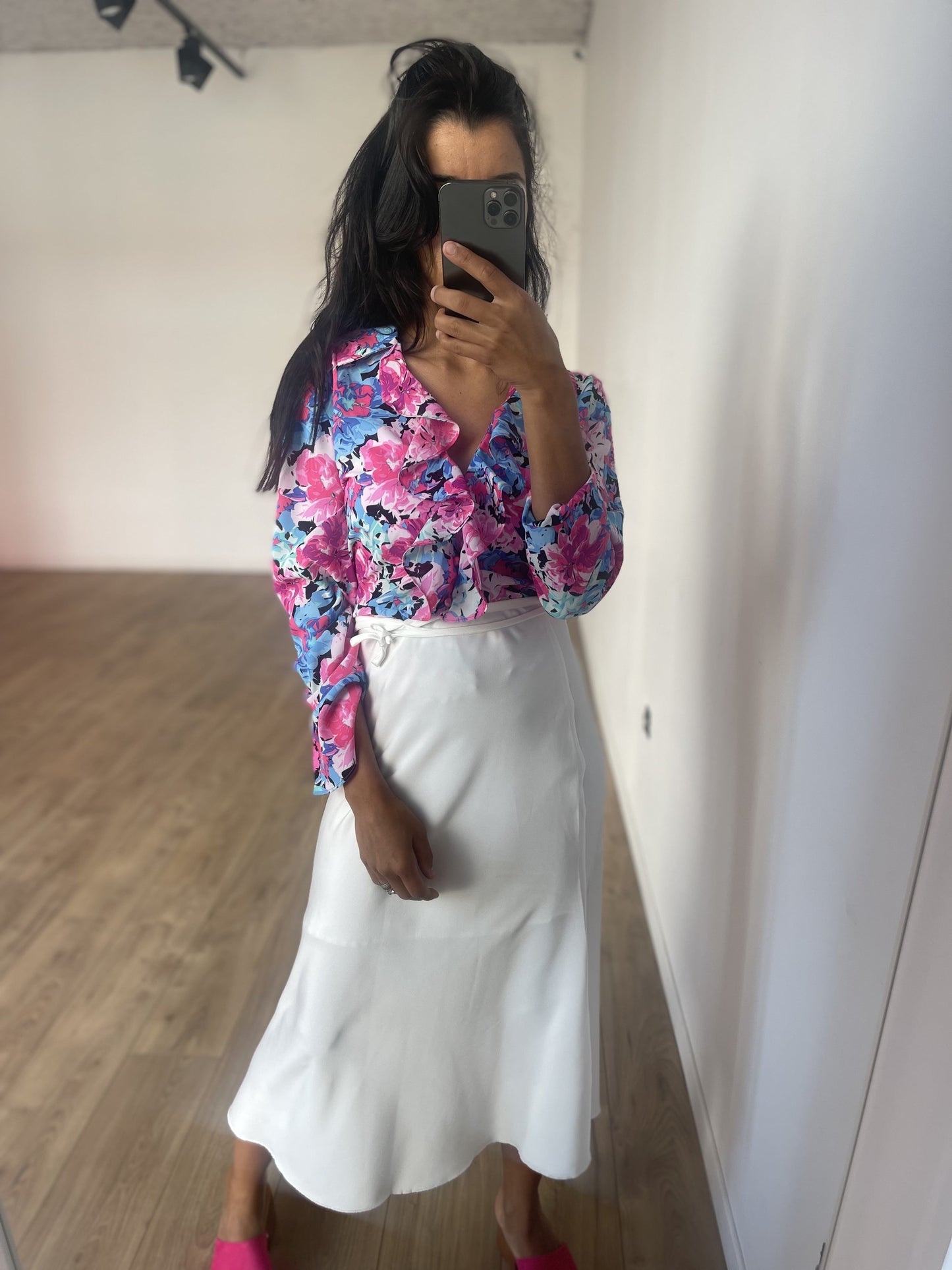 ensemble floral avec jupe blanche