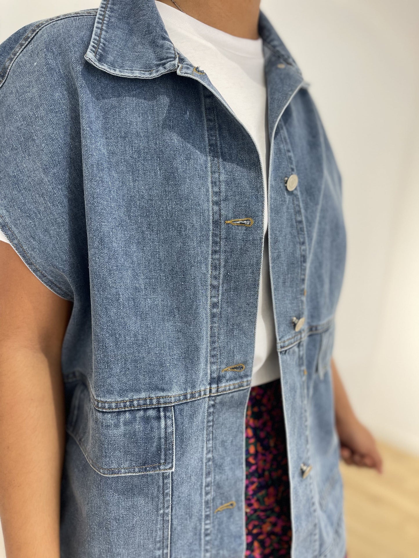 Veste en jean bleue femme avec coupe urbaine moderne