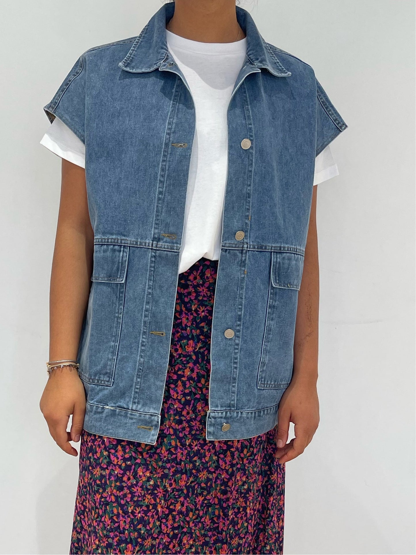Veste en jean sans manches bleue sur tenue décontractée