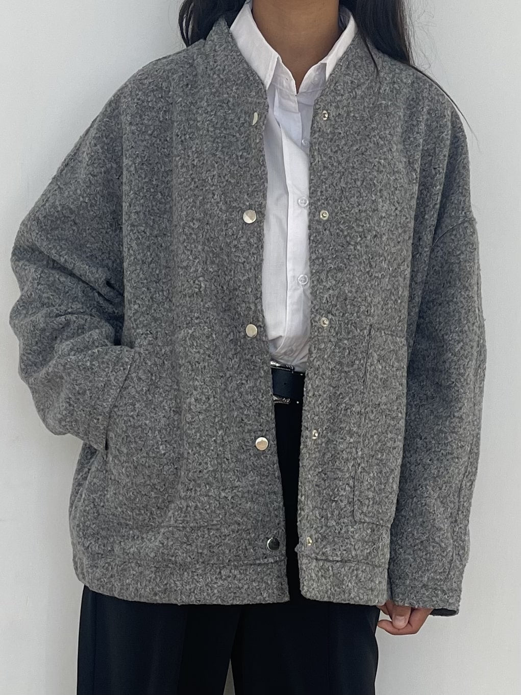 Veste oversize en tweed gris pour femme avec poches plaquées et boutonnière