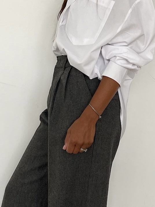 Détail du tissu en laine gris charbon de pantalon taille haute