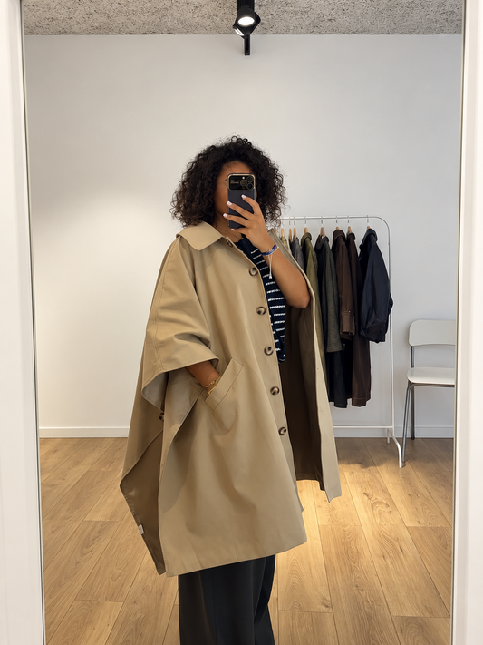 Tenue automne femme : cape trench beige portée sur un pantalon noir, look de mi-saison KATA PARIS