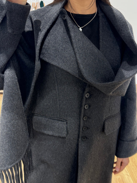 Tendance manteau hiver 2026 2027 : manteau long en laine mélangée avec écharpe, KATA PARIS