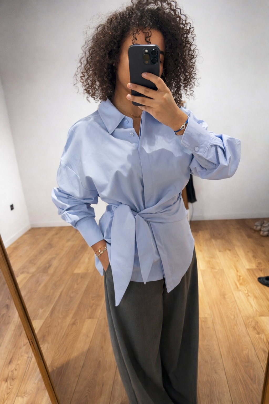 Sélection Capsule Mars : tenues féminines légères pré-printemps, incluant chemise longue, jupe plissée, pantalon large et pull léger, portées au quotidien.