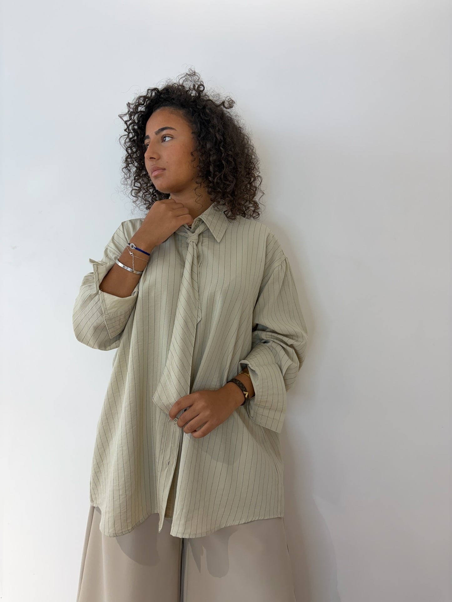 Chemise à rayures avec cravate amovible