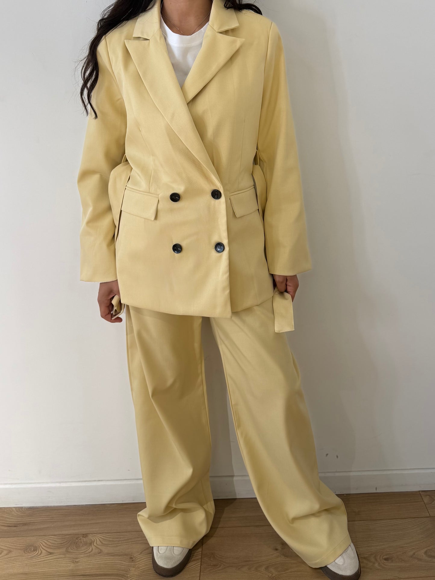 Ensemble tailleur femme ceinturé jaune vanille