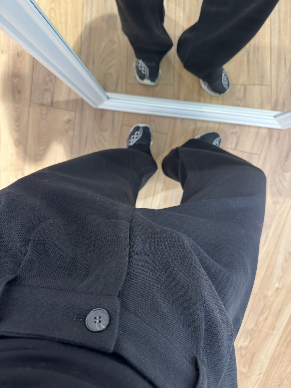 Pantalon droit à pinces en laine mélangée – noir – KATA PARIS