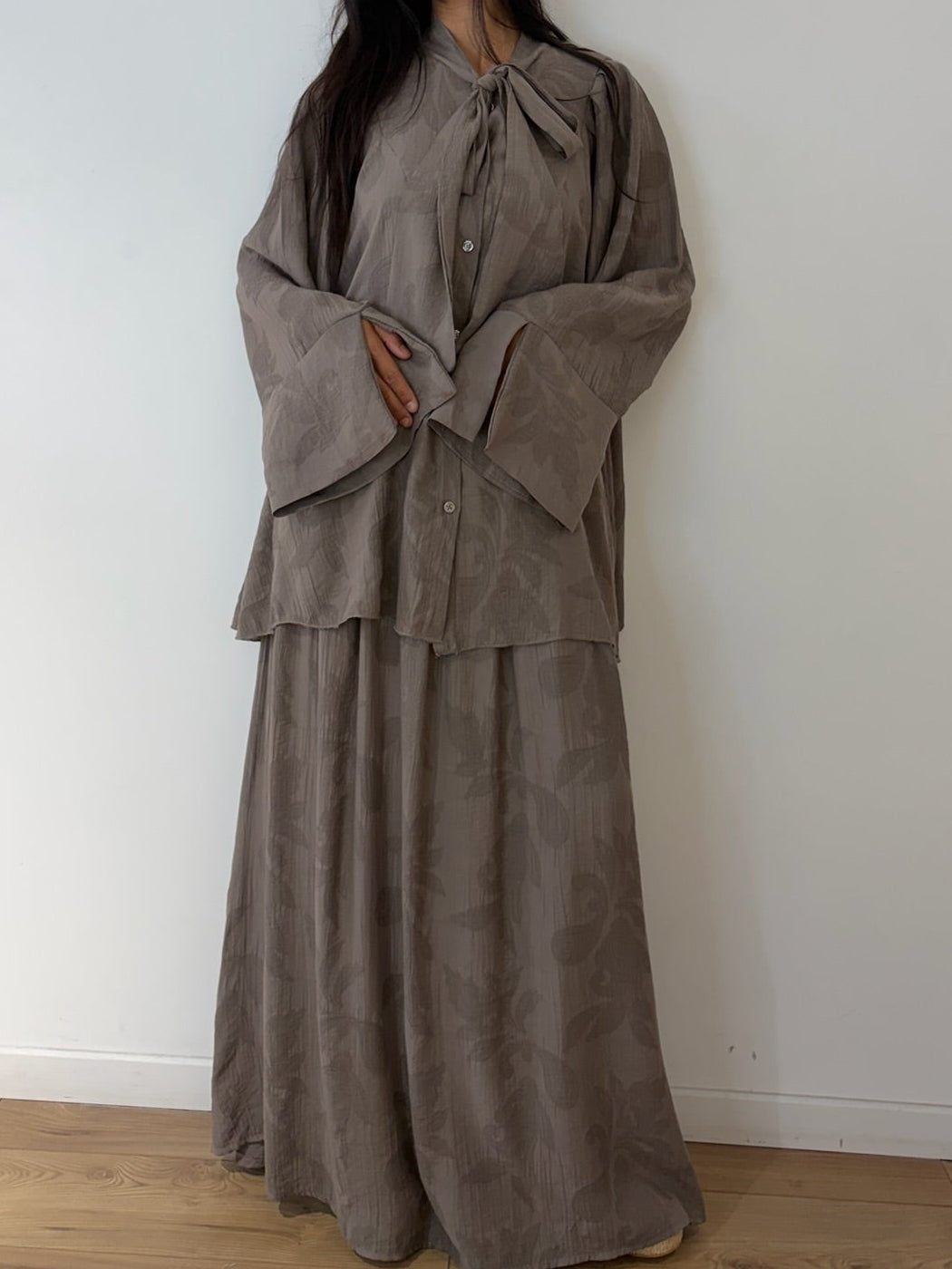 Blouse jacquard à nouer – Noir / taupe
