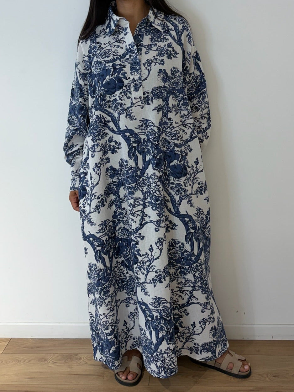 Robe longue à col chemise imprimée bleu marine et écru