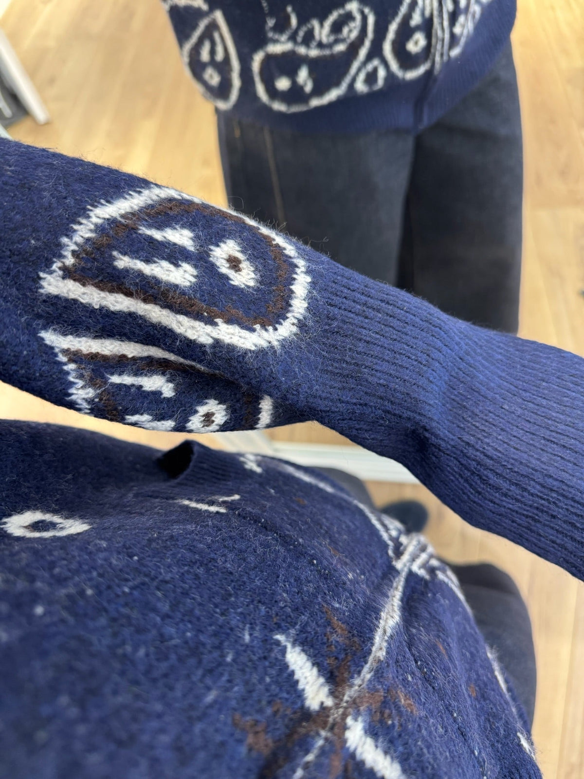 Détail du motif jacquard du gilet bleu marine