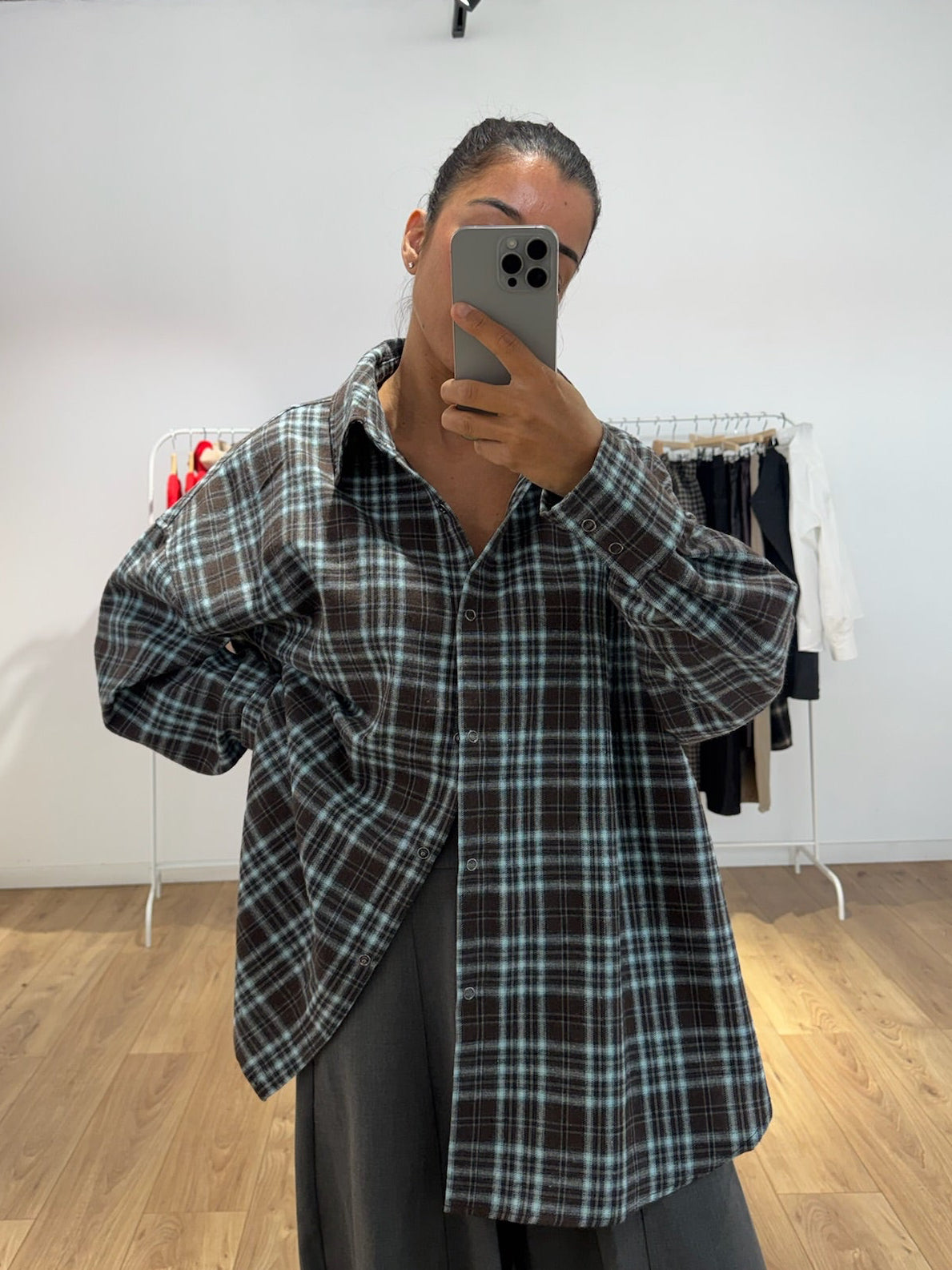 Chemise oversize en flanelle à carreaux – marron et bleu ciel – KATA PARIS