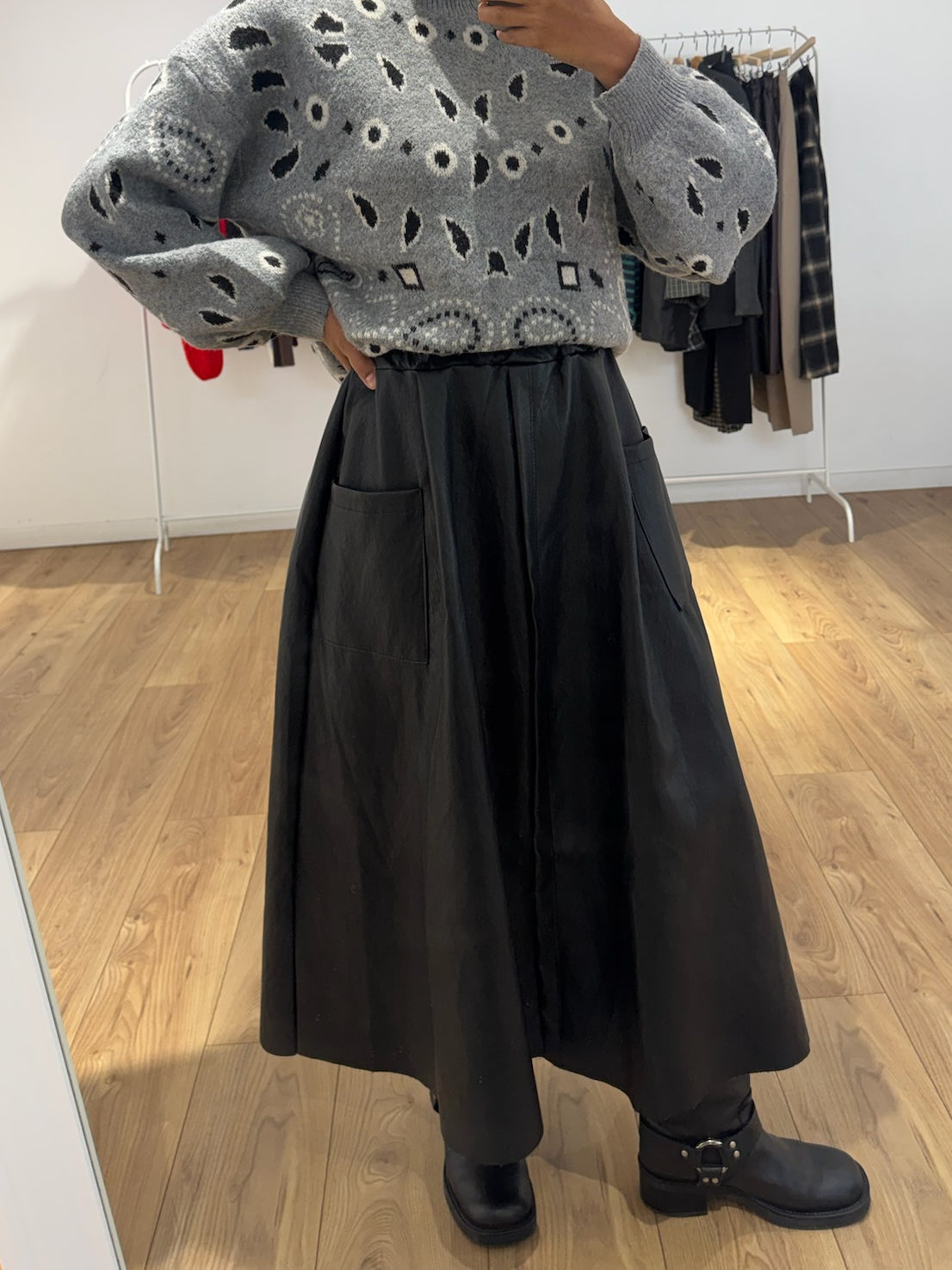 Pull bandana oversize gris, silhouette en pied