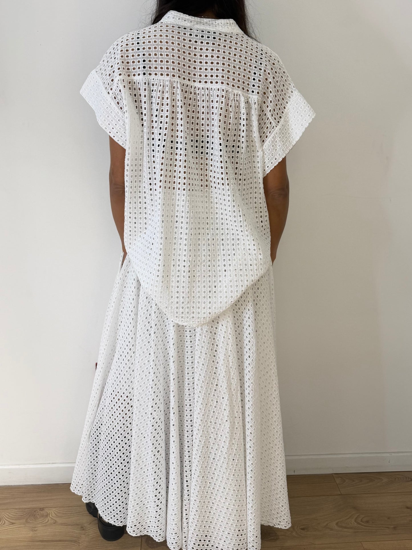 Haut Broderie Anglaise Coton – Coupe Fluide & Col V 100% Coton
