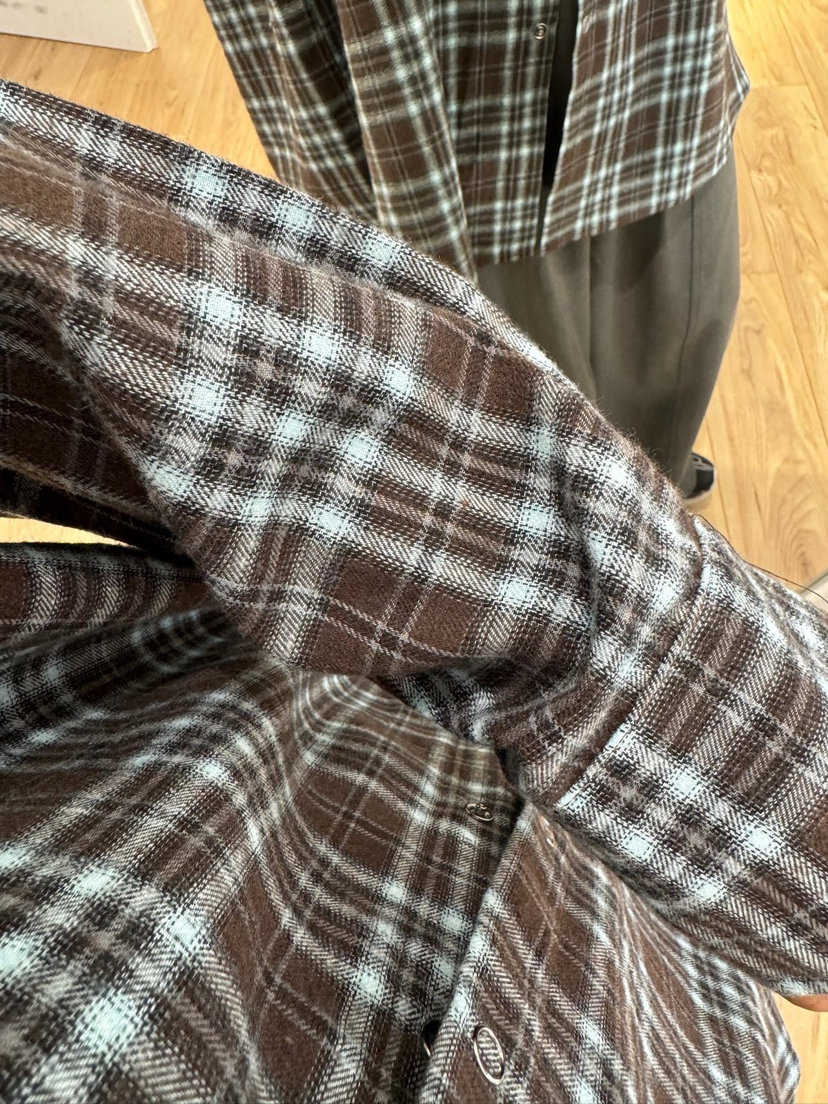 Chemise oversize en flanelle à carreaux – marron et bleu ciel – vue 2