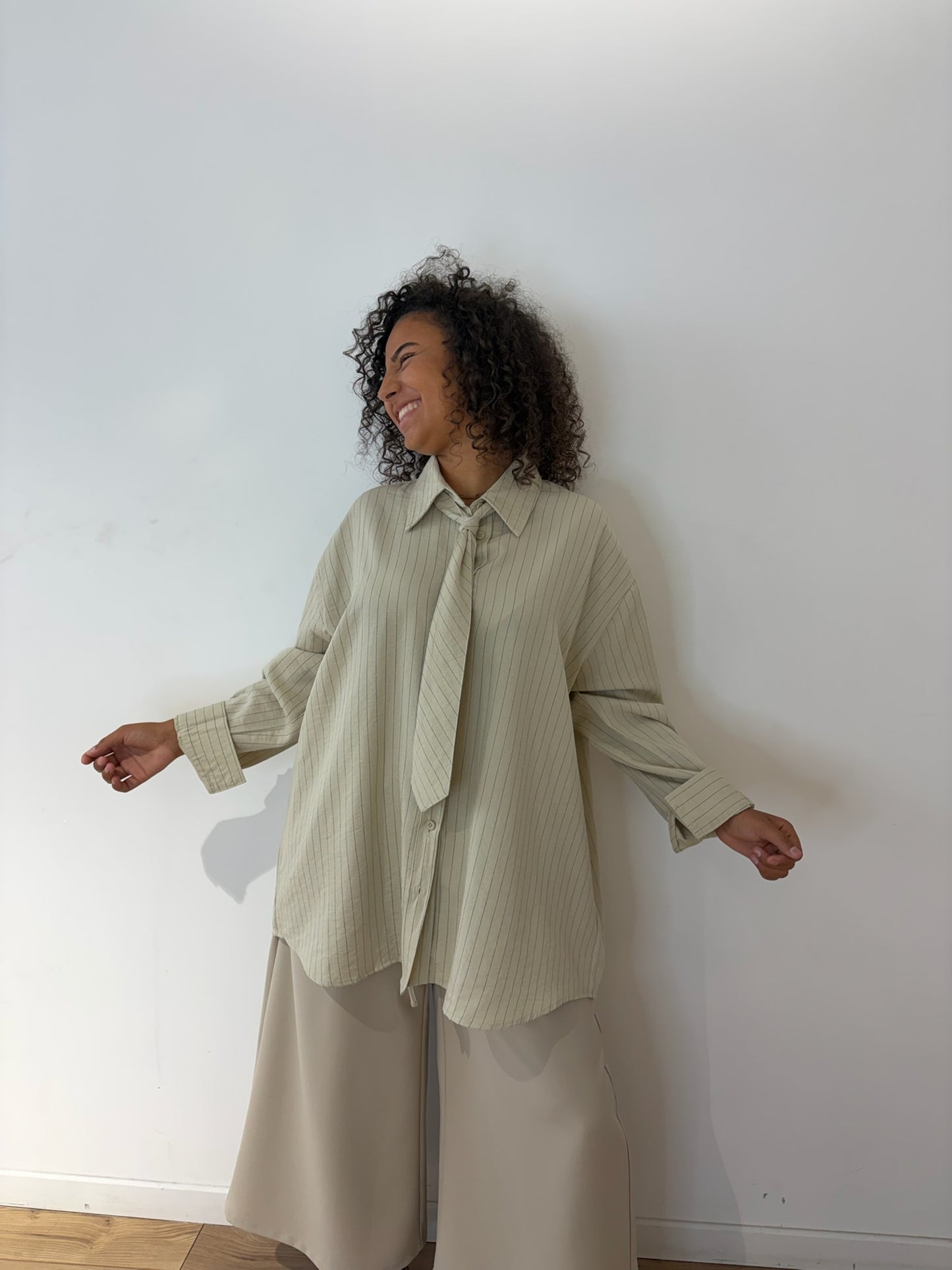 Chemise à rayures avec cravate amovible