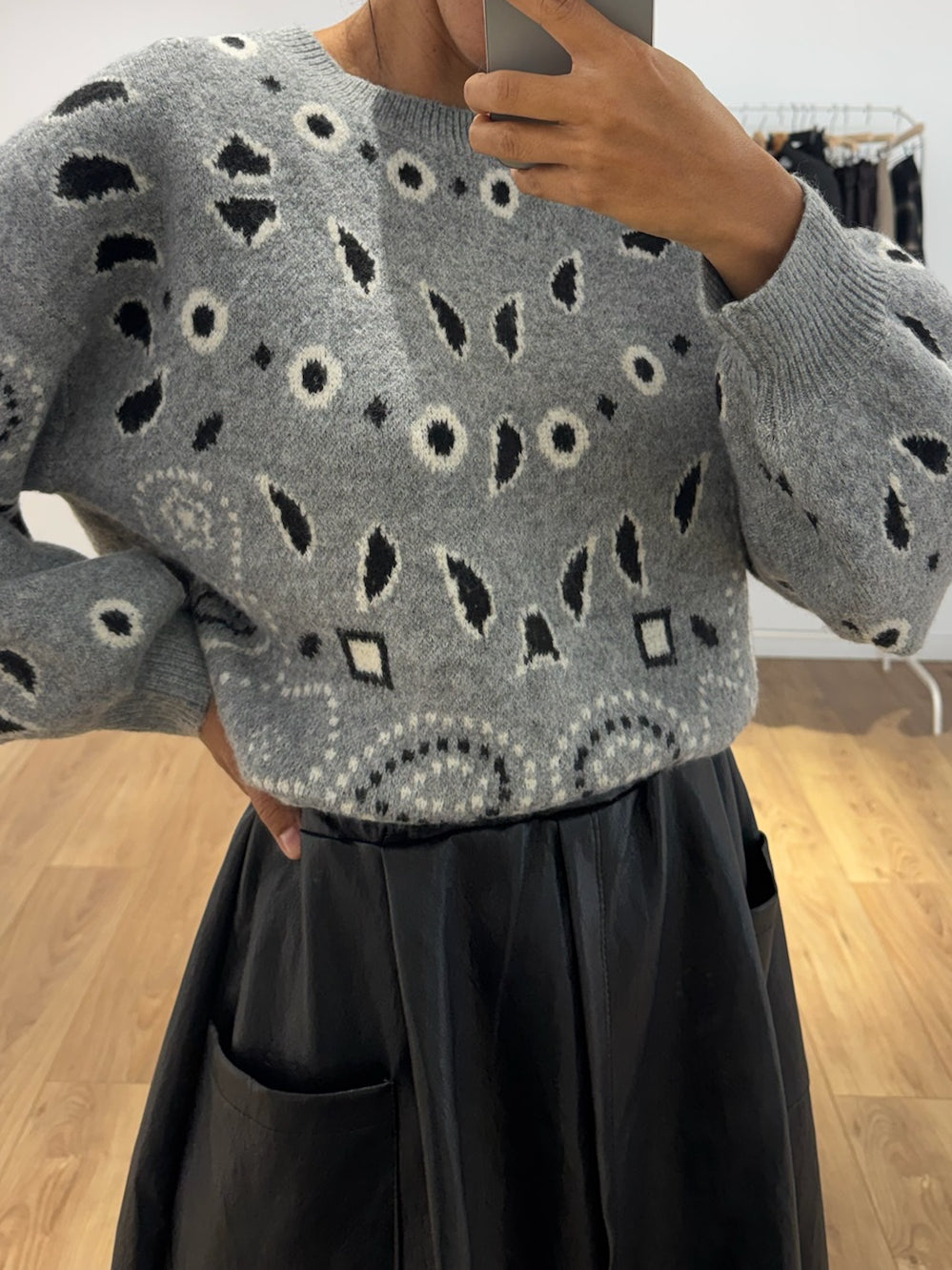 Pull gris motif bandana, manches bouffantes