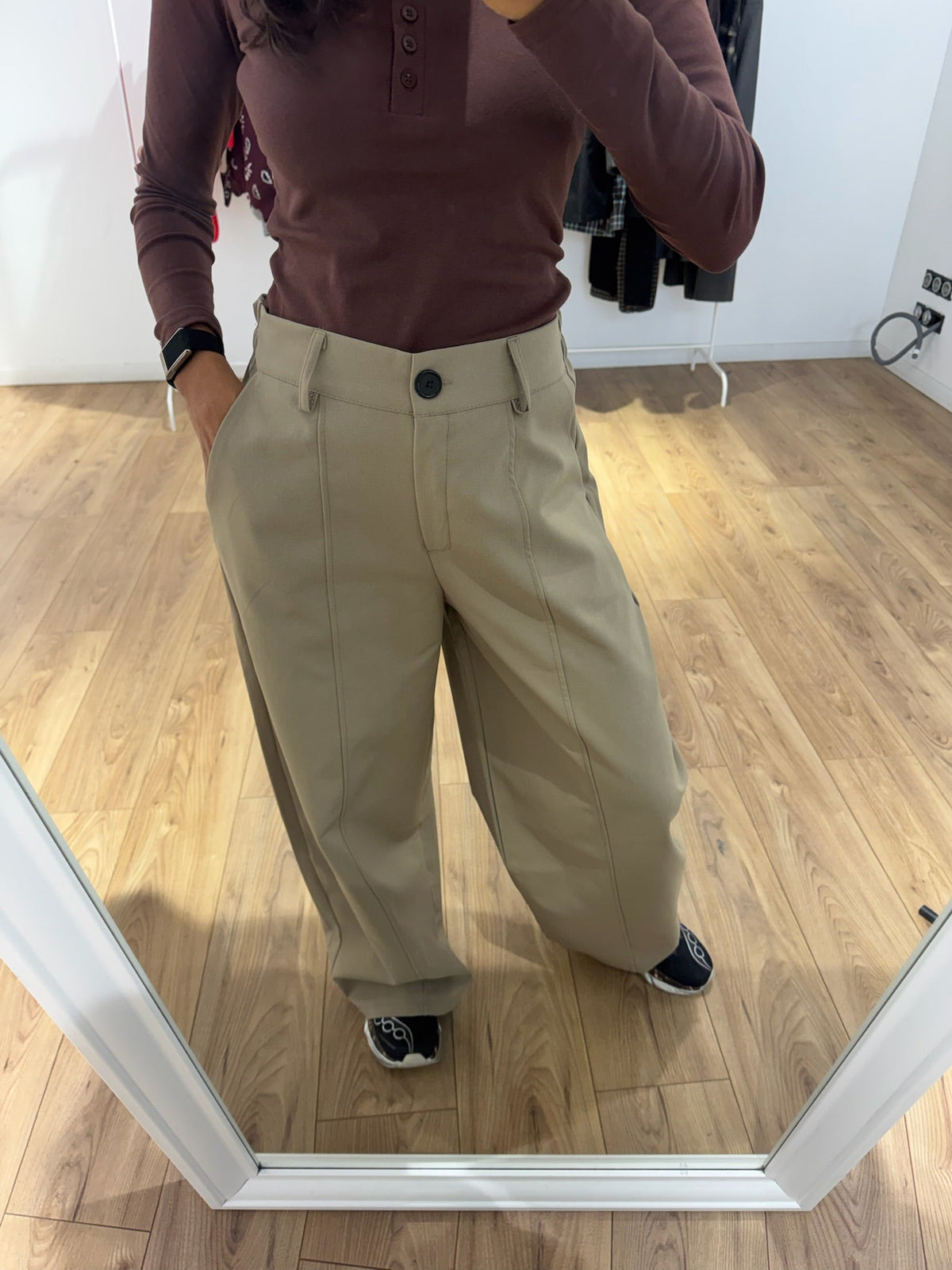 Pantalon large à pinces taille haute beige, vue de face