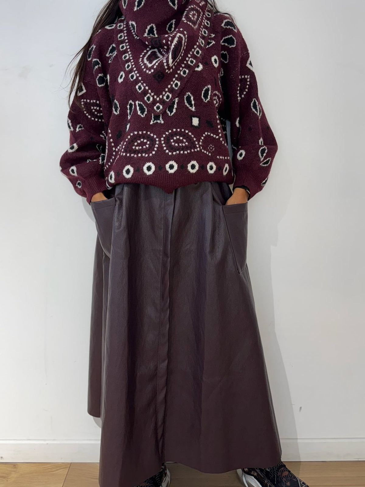 Pull bandana oversize bordeaux porté avec jupe longue