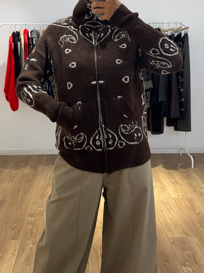 Gilet zippé jacquard marron, silhouette en pied