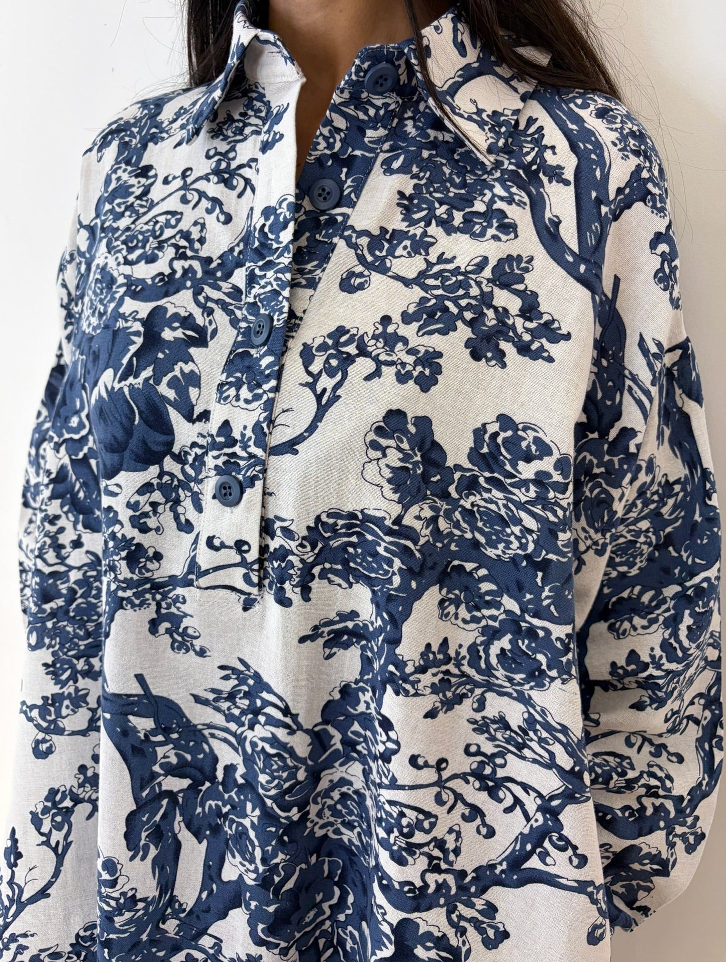 Robe longue à col chemise imprimée bleu marine et écru