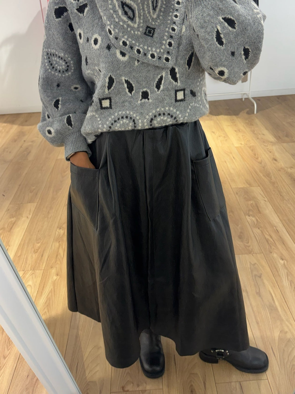 Pull bandana gris porté avec jupe longue noire