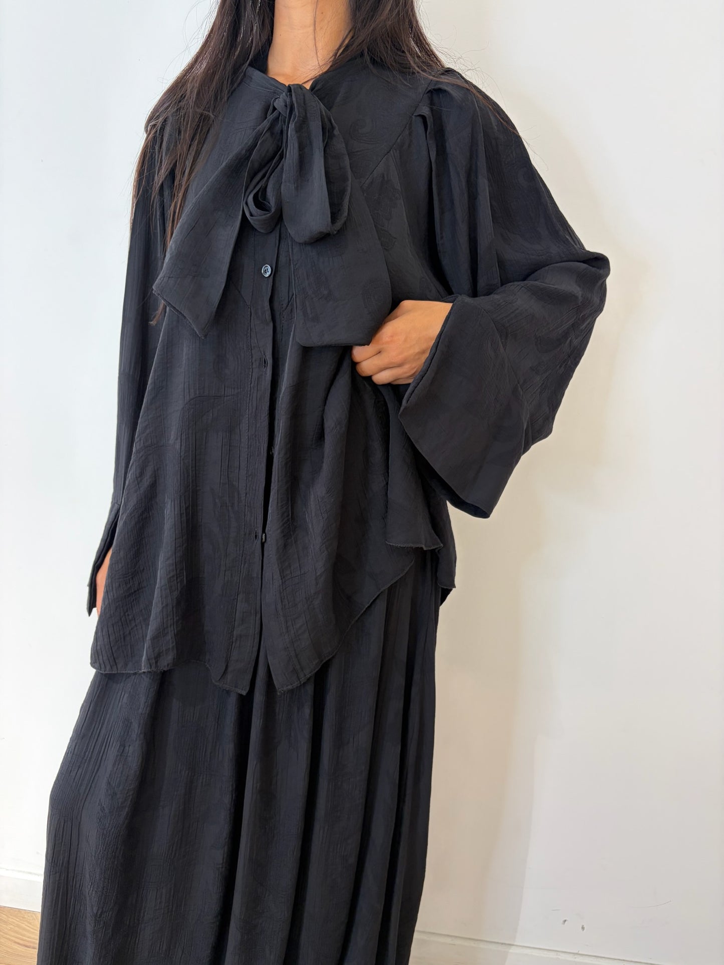 Blouse jacquard à nouer – Noir / taupe