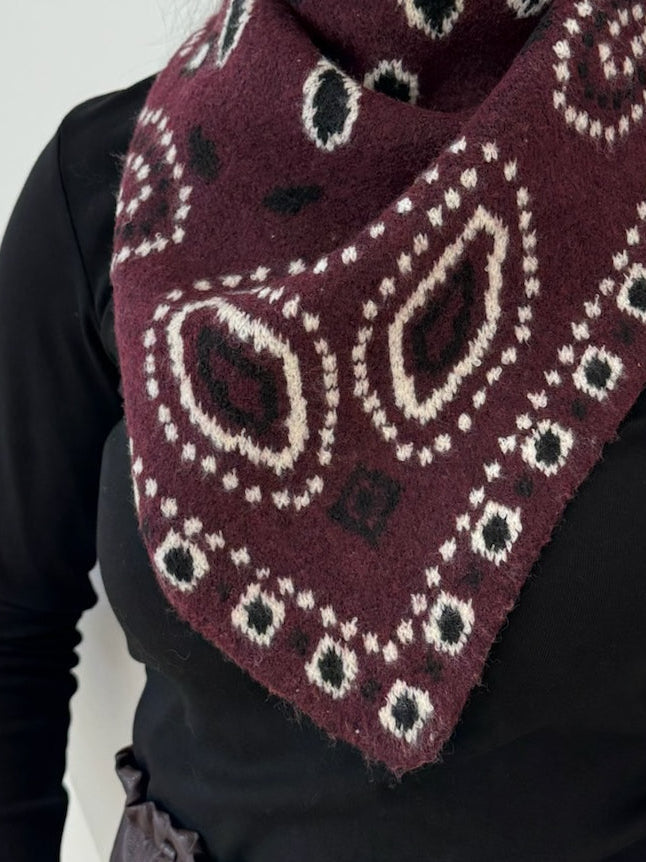 Écharpe bandana triangle bordeaux nouée au cou