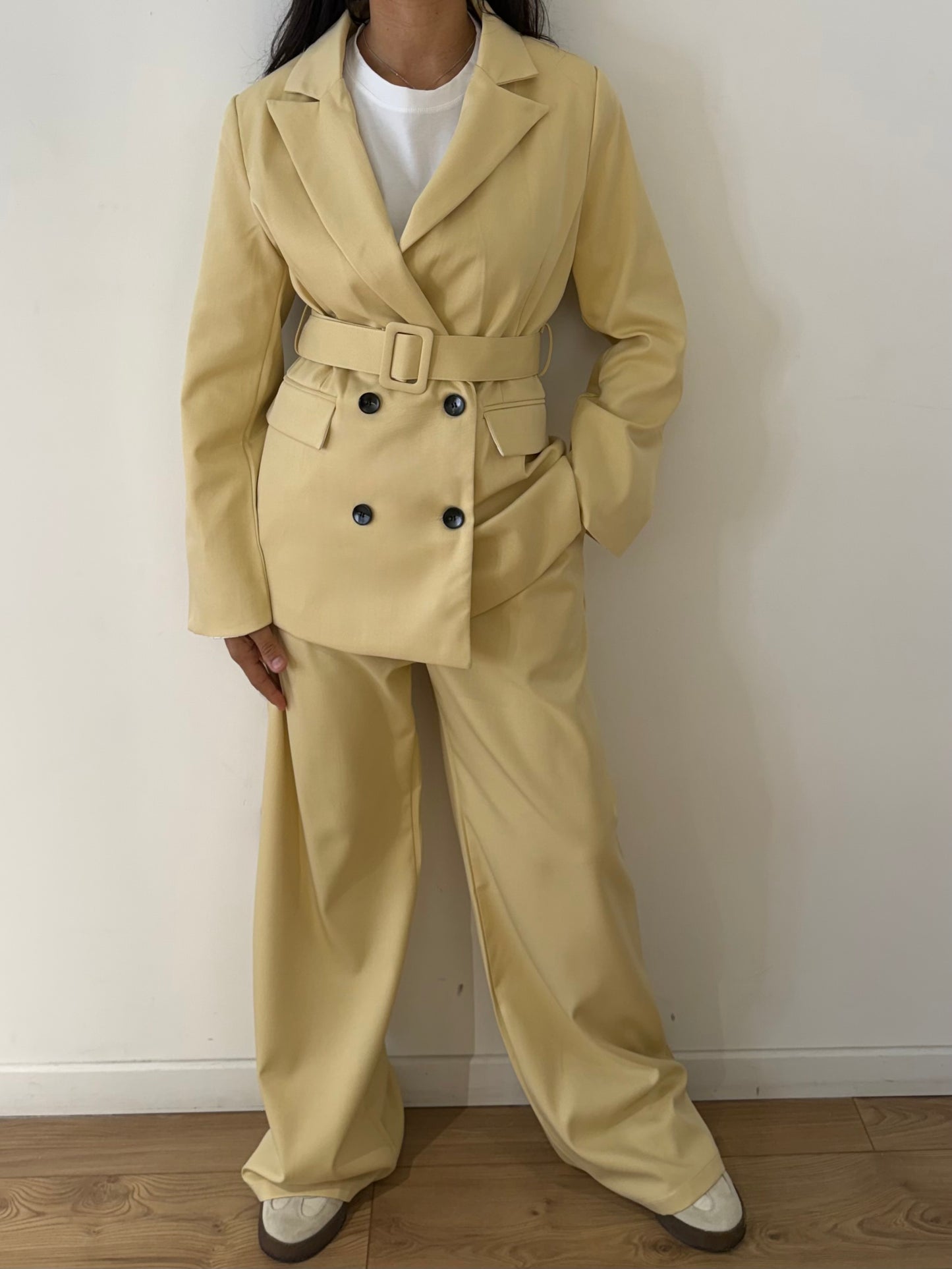 Ensemble tailleur femme ceinturé jaune vanille