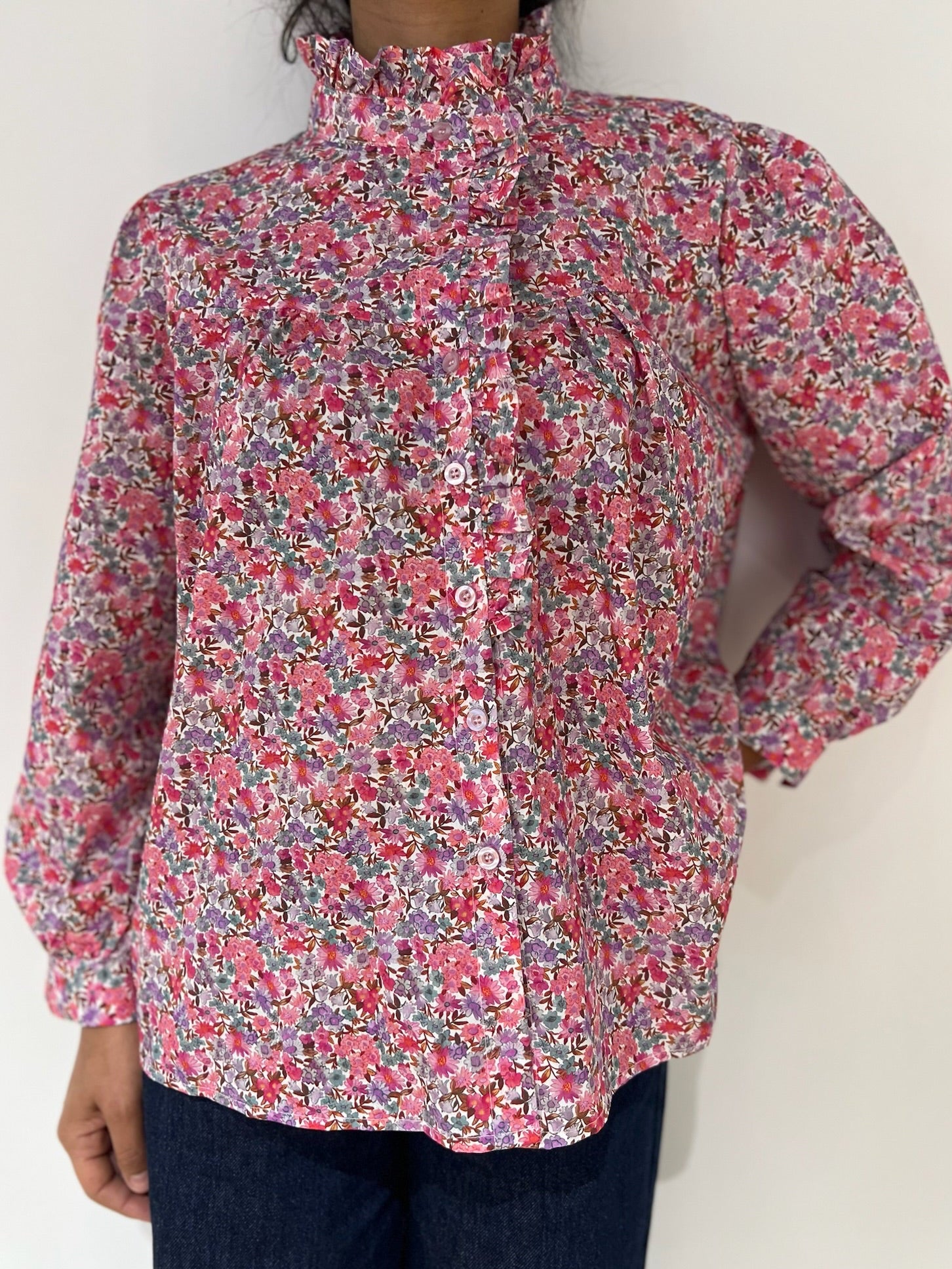 Chemise fleurie col volanté femme tenue guinguette champêtre rose bleu jaune Kata Paris