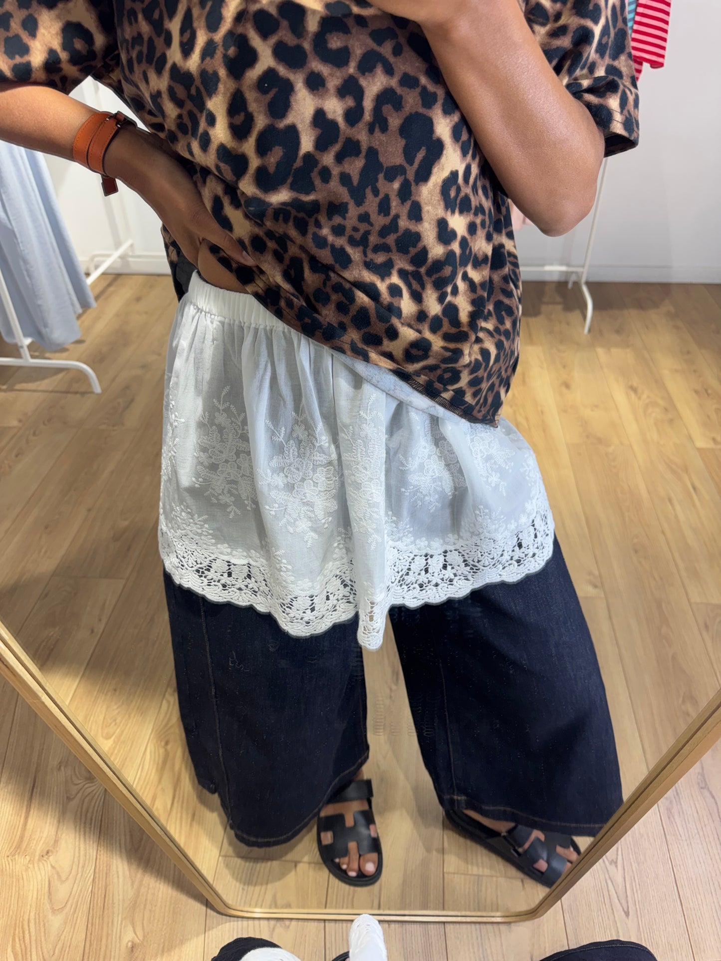 Jupette Courte Brodée – Taille Élastique & Dentelle