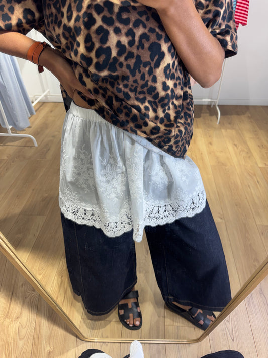 Jupette Courte Brodée – Taille Élastique & Dentelle
