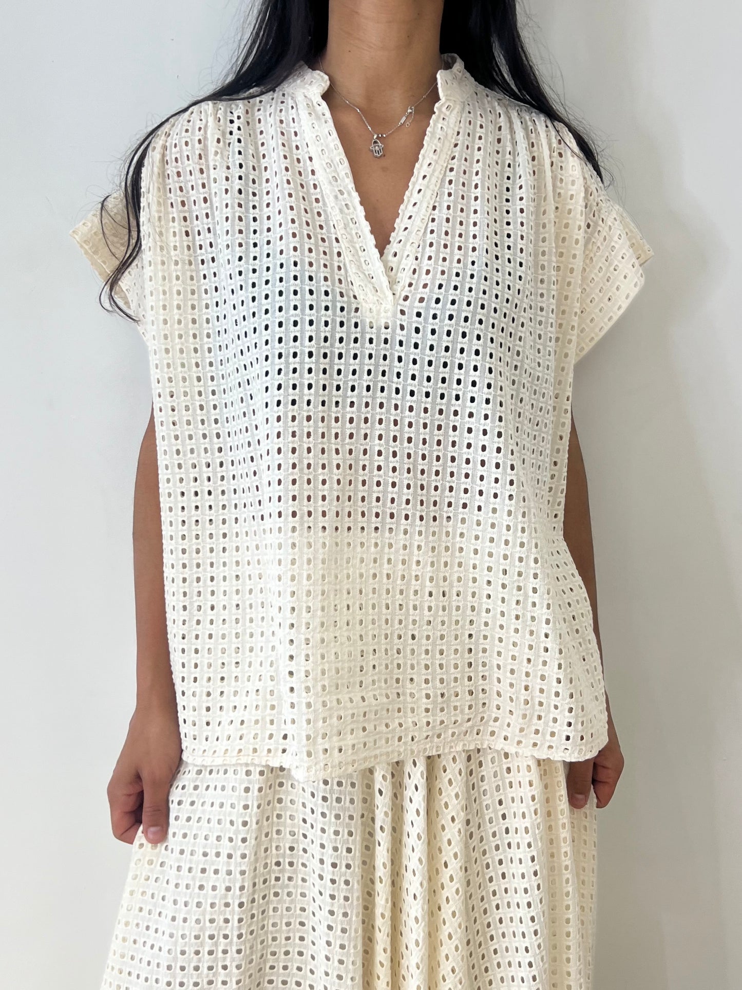 Haut Broderie Anglaise Coton – Coupe Fluide & Col V 100% Coton