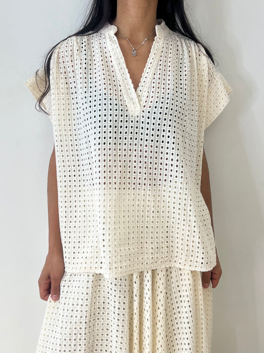 Haut Broderie Anglaise Coton – Coupe Fluide & Col V 100% Coton