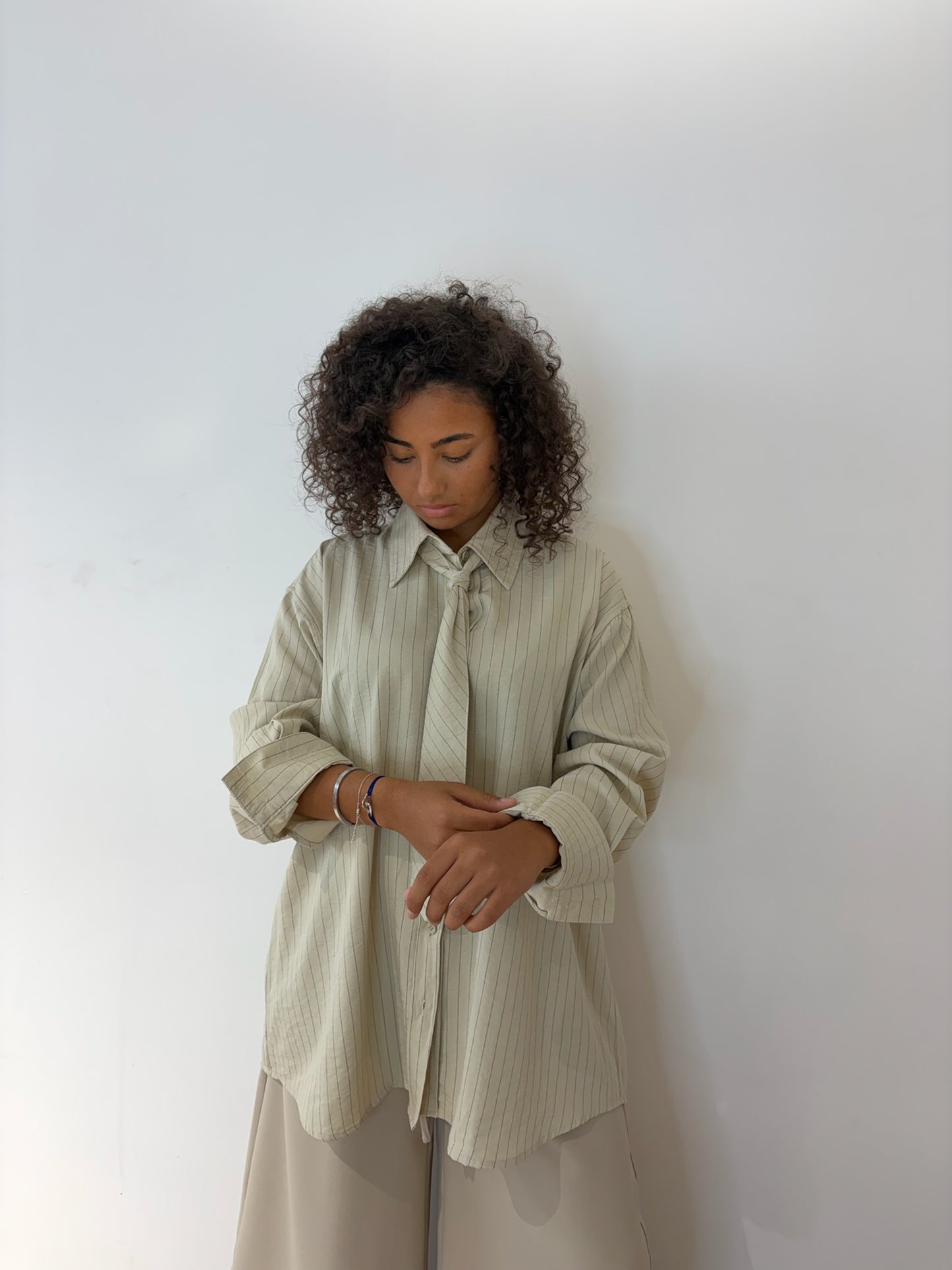 Chemise à rayures avec cravate amovible