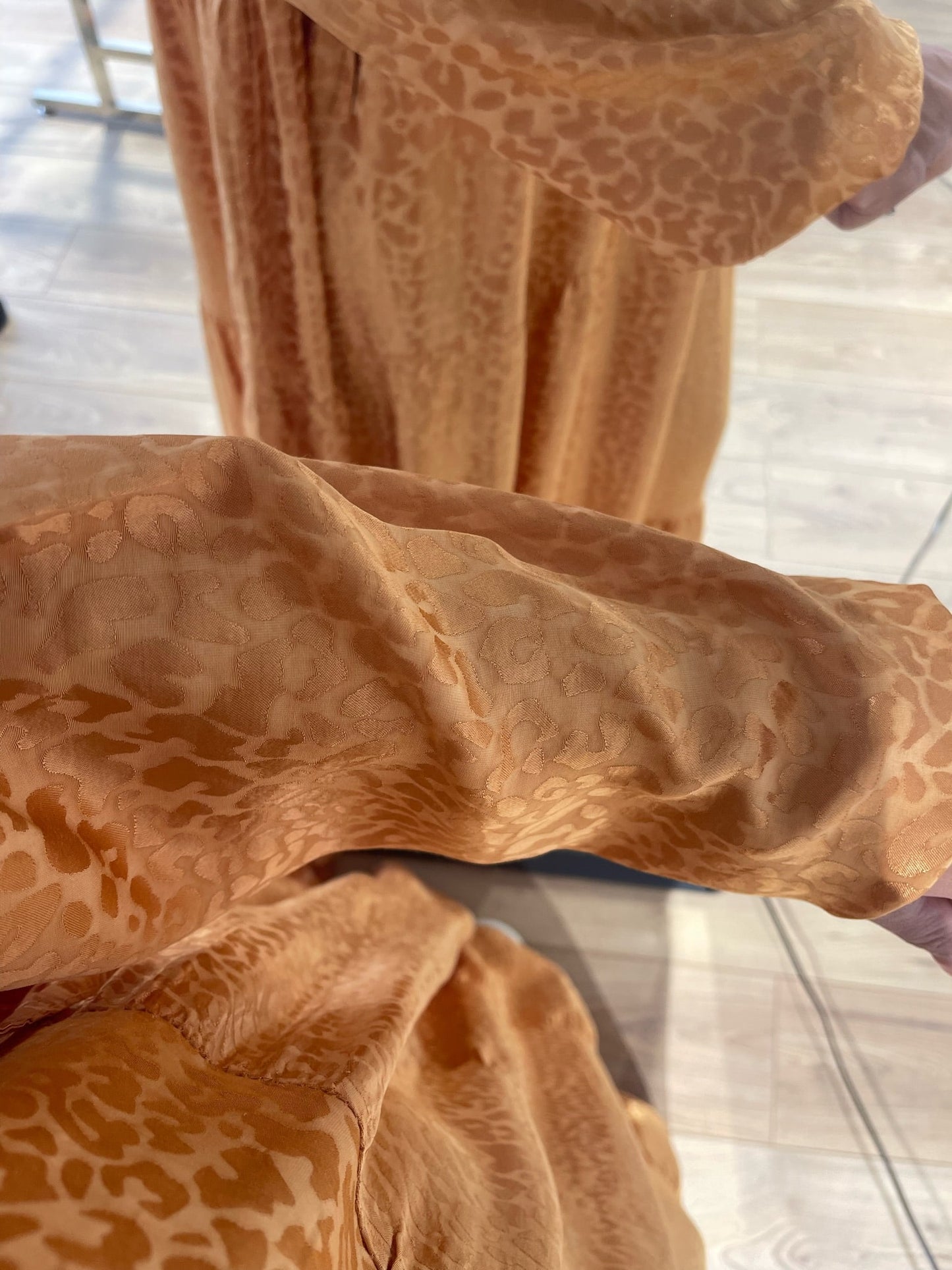 Détail manche robe bohème orange motif léopard pour un style audacieux